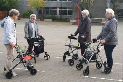 Übungsleiterin Margret Eberl (li.) vom KSB Gütersloh erklärt den Teilenhmerinnen auf dem 10. Rollatortag des TV Verl und der Stadt Verl den richtigen Umgang mit dem Rollator.