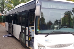 Ein Bus vom Teutoburger Wald Verkehr (TWV) mit Sitz in Rheda Wiedenbrück stand den TeilnehmerInnen zur Verfügung, um u.a. das richtige Ein- und Aussteigen zu üben.  Der Bus fuhr zudem viele Haltestellen in Verl an und erklärte die Besonderheiten.