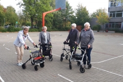 So bitte nicht schieben! Übungsleiterin Margret Eberl (li.), demonstrierte mit dem Rollator häufig zu sehende Fehler im Umgang mit dem Rollator.