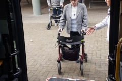 Bitte Einsteigen: Ob mit der ohne Rampe - das richtige Ein- und Ausssteigen  sowie das Verhalten mit dem Rollator im Bus will gelernt sein.