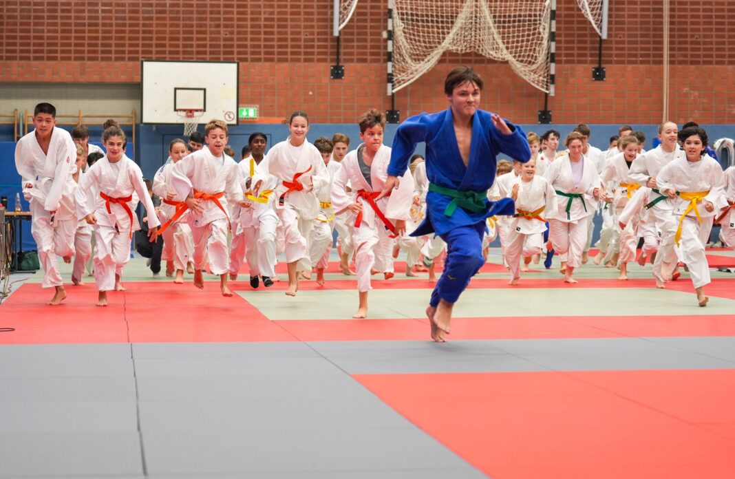 Verler Judo Cup Aufwärmung zweite Gruppe mit Emil vorweg